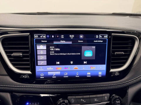 2027 Chrysler Pacifica Select