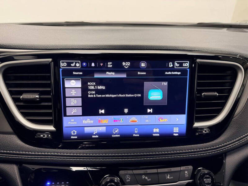 2027 Chrysler Pacifica Select