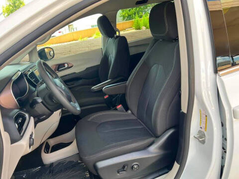 2024 Chrysler Voyager LX
