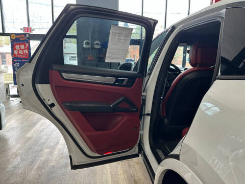2023 Porsche Cayenne Platinum Edition