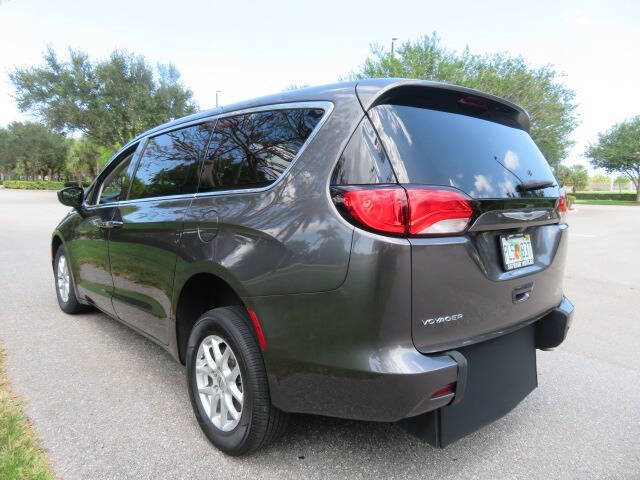 2022 Chrysler Voyager LX