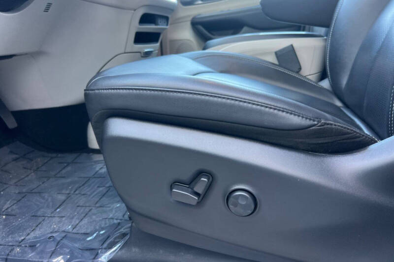 2024 Chrysler Pacifica Plug-In Hybrid Select