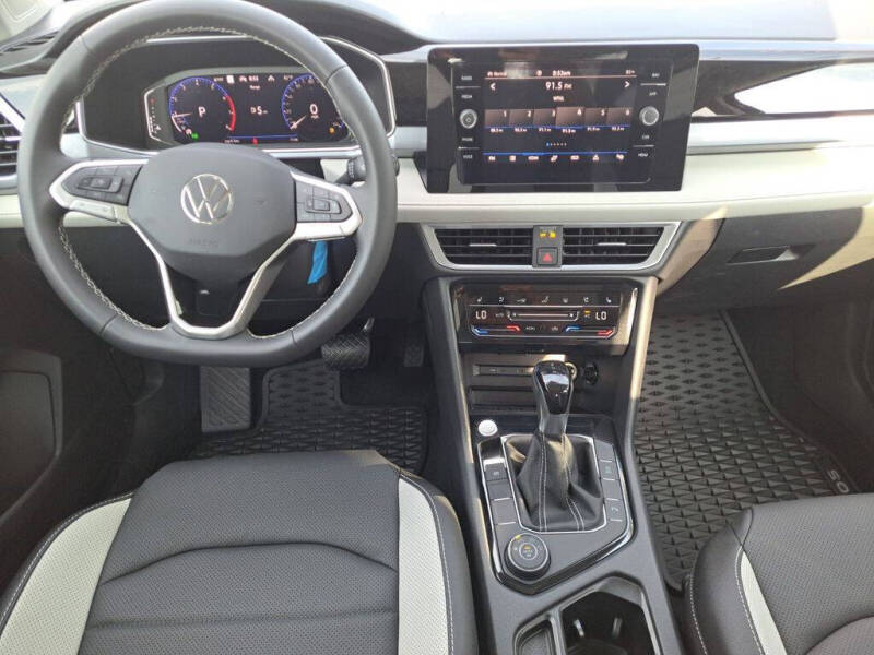 2025 Volkswagen Taos SEL 4Motion