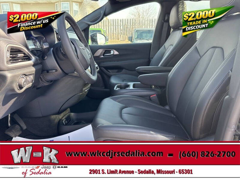 2026 Chrysler Pacifica Select
