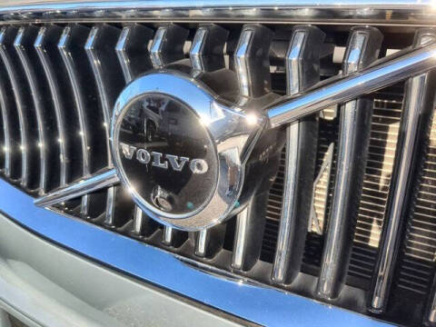 2022 Volvo XC90 T6 Momentum 6-Passenger