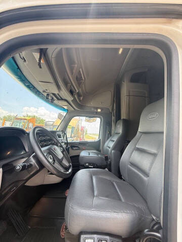 2023 Peterbilt 579