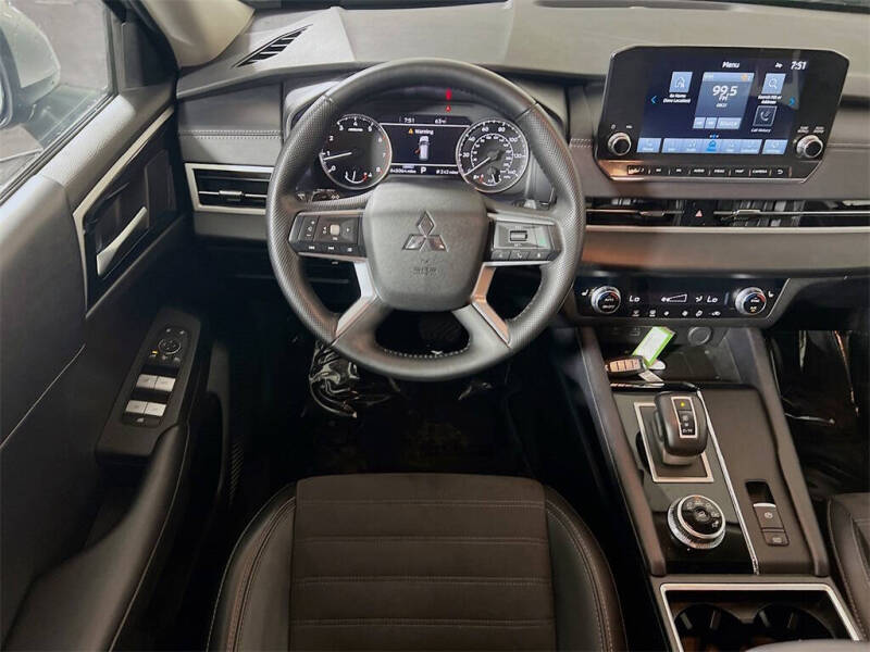 2024 Mitsubishi Outlander SE