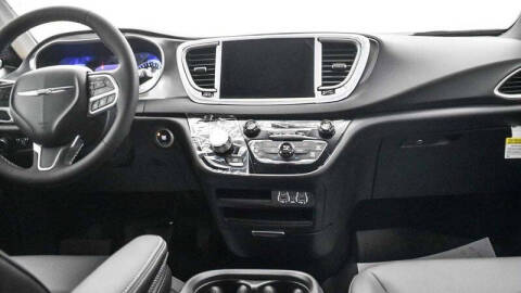 2025 Chrysler Voyager LX