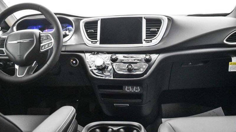 2025 Chrysler Voyager LX