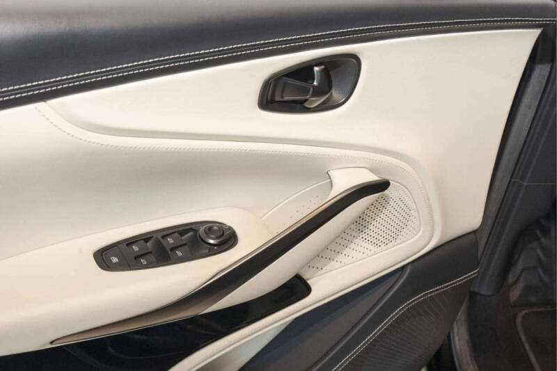 2024 Aston Martin DBX