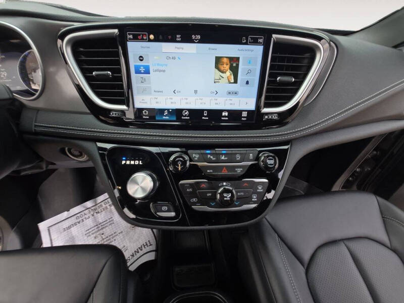 2025 Chrysler Pacifica Select