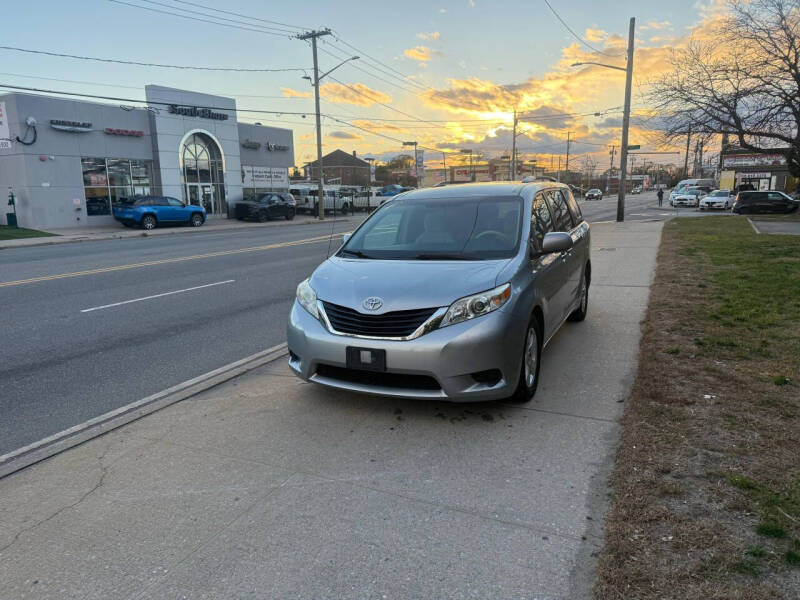 2014 Toyota Sienna LE 8-Passenger