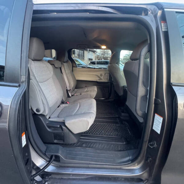 2022 Toyota Sienna LE 8-Passenger