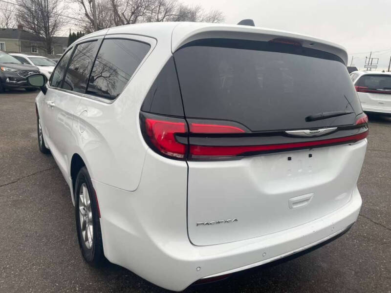 2025 Chrysler Pacifica Select