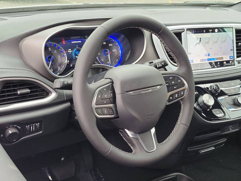 2027 Chrysler Pacifica Select