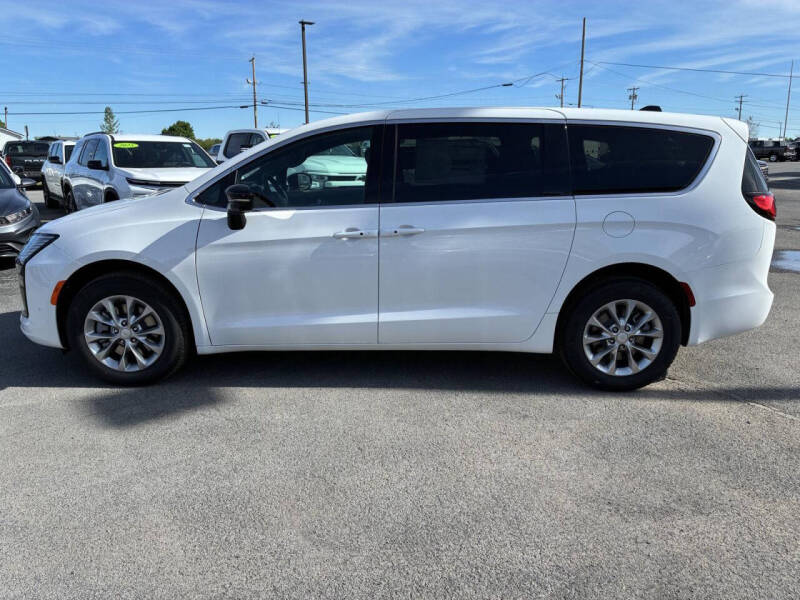 2027 Chrysler Pacifica Select