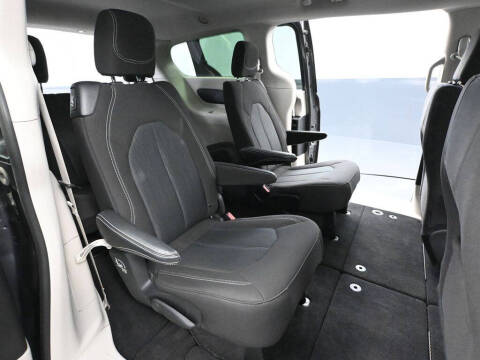 2022 Chrysler Voyager LX