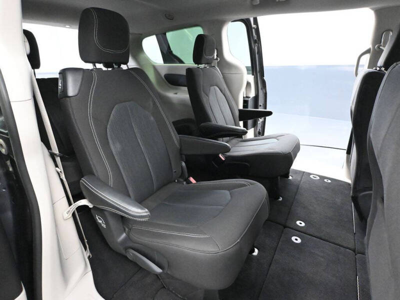 2022 Chrysler Voyager LX