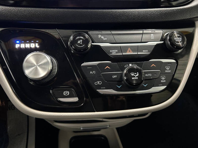 2017 Chrysler Pacifica Touring-L
