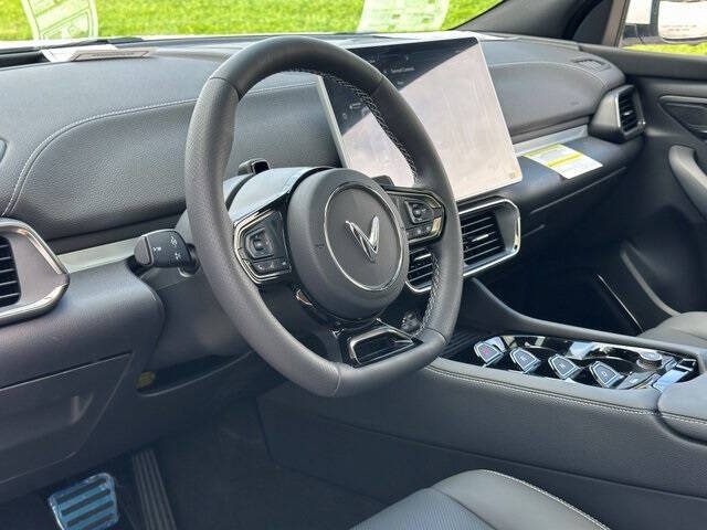 2025 VinFast VF8 Plus