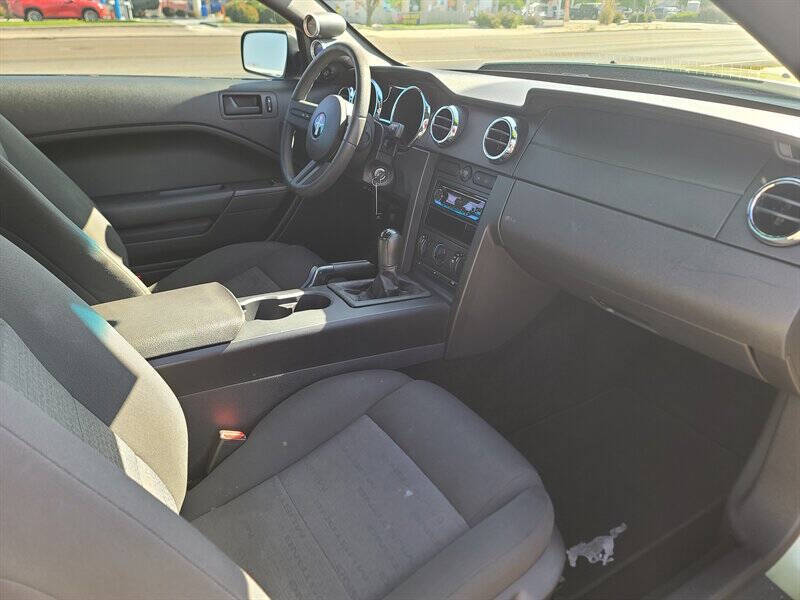 2005 Ford Mustang V6 Deluxe