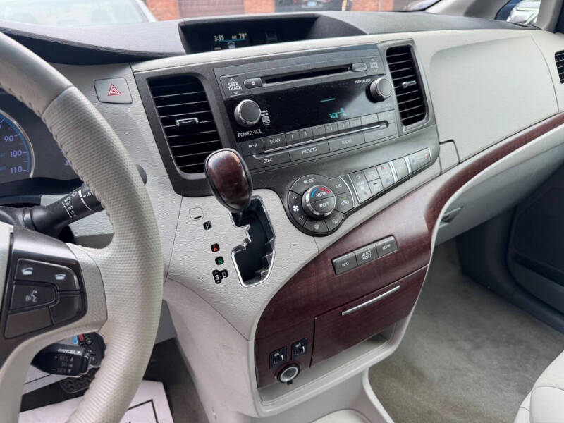 2014 Toyota Sienna XLE 7-Passenger