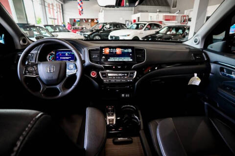 2022 Honda Pilot Touring w/Rear Captain's Chairs