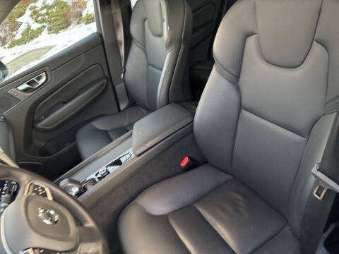 2025 Volvo XC60 B5 Core Dark Theme