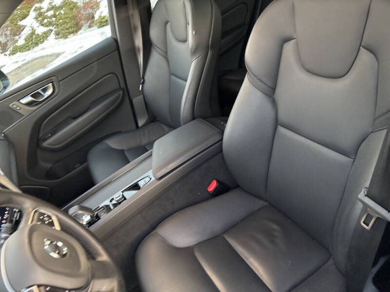 2025 Volvo XC60 B5 Core Dark Theme