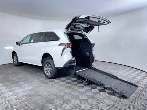 2025 Toyota Sienna LE 8-Passenger