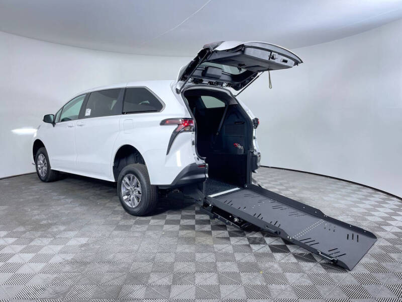 2025 Toyota Sienna LE 8-Passenger