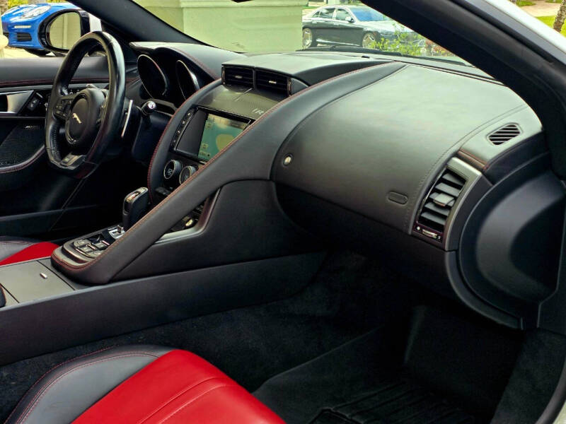 2016 Jaguar F-TYPE R