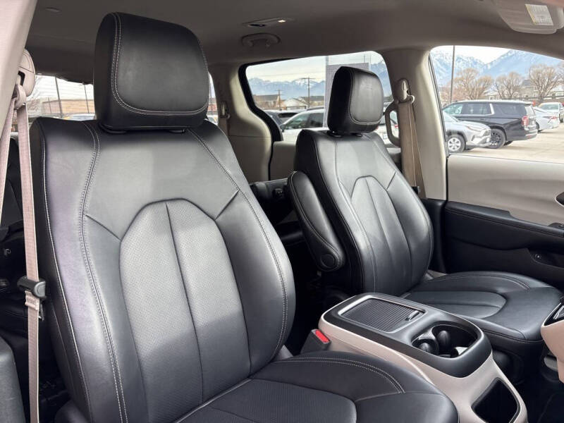 2024 Chrysler Pacifica Plug-In Hybrid Select