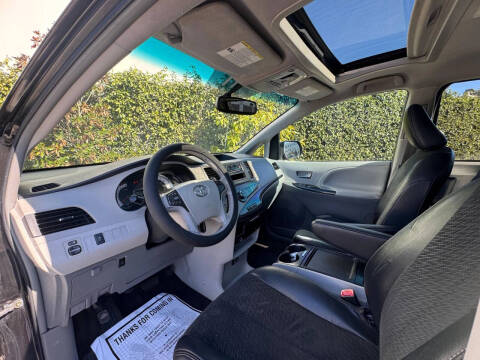 2013 Toyota Sienna SE 8-Passenger