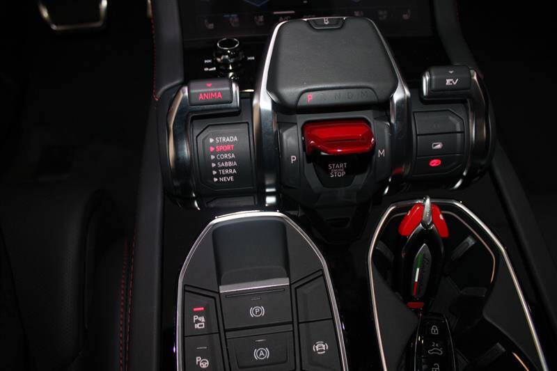 2025 Lamborghini Urus SE