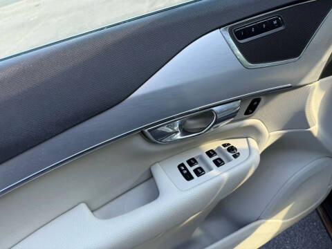 2017 Volvo XC90 T6 Momentum