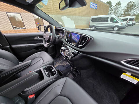 2025 Chrysler Voyager LX