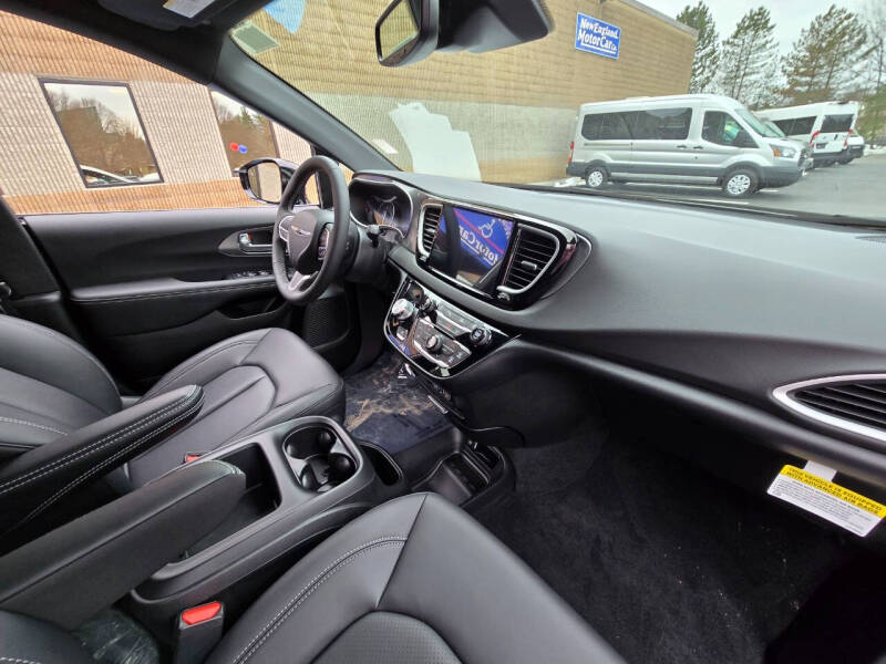 2025 Chrysler Voyager LX