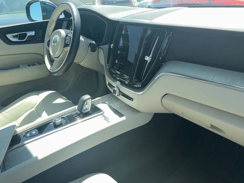 2023 Volvo XC60 B5 Plus Bright Theme