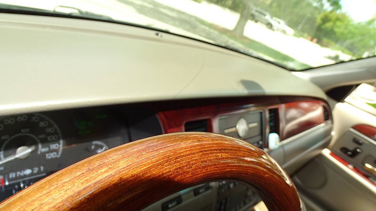 2004 Lincoln Town Car 30