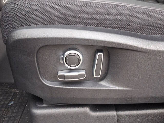 2025 Land Rover Defender 130 V8 P500