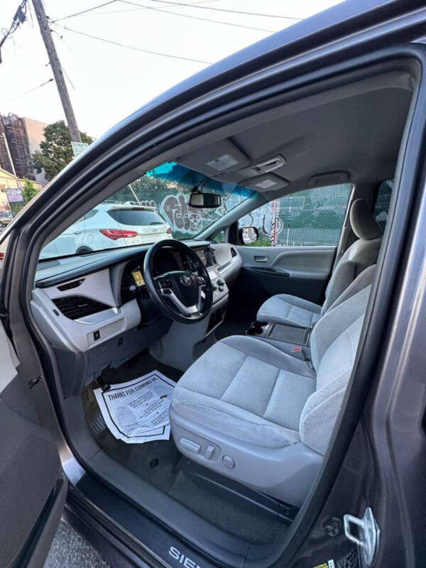 2017 Toyota Sienna LE 7-Passenger