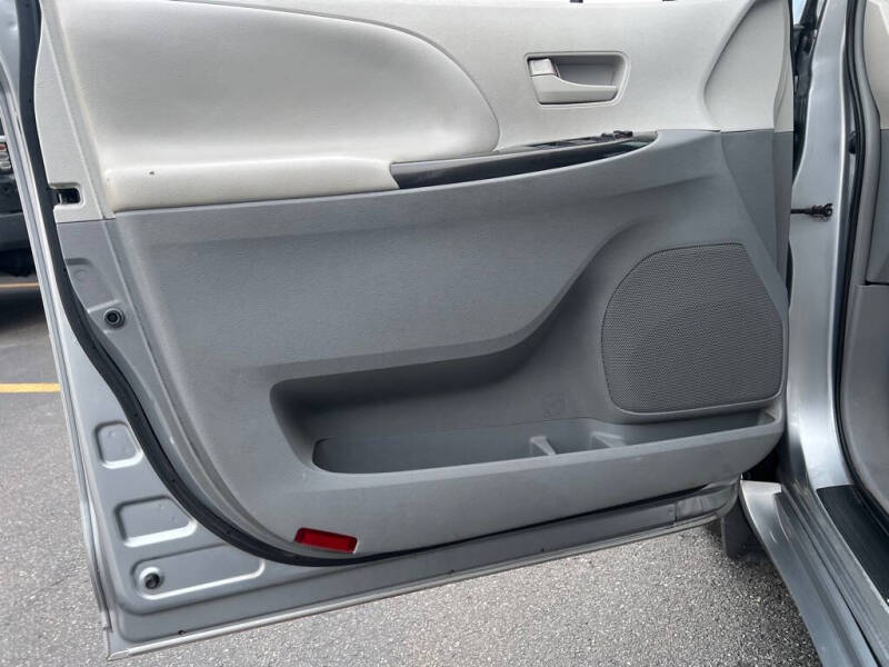 2013 Toyota Sienna LE 7-Passenger