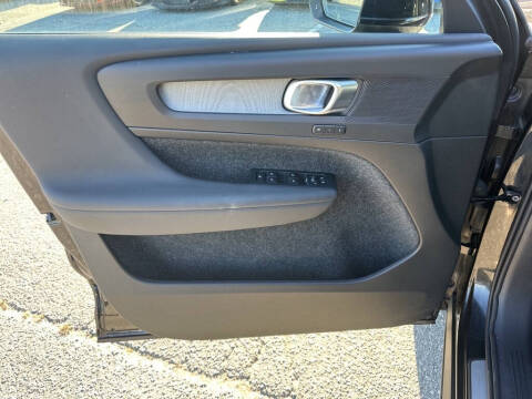 2025 Volvo XC40 B5 Core Bright Theme