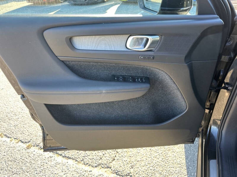 2025 Volvo XC40 B5 Core Bright Theme