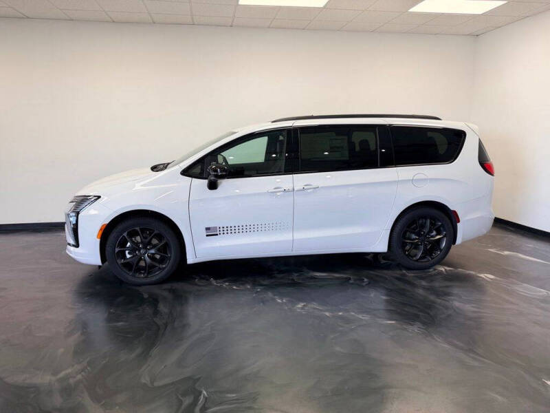 2027 Chrysler Pacifica Select