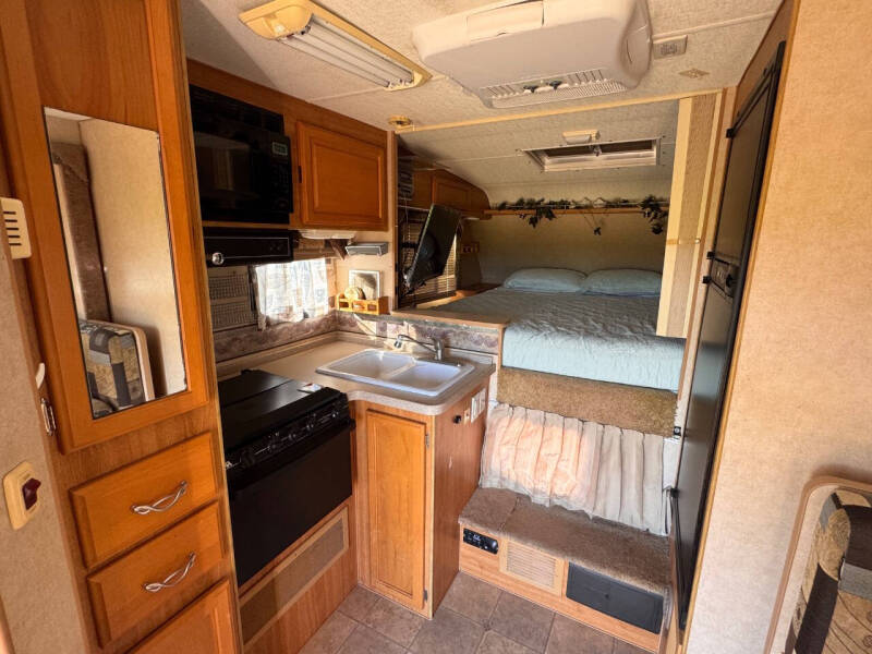 2006 Lance Camper 851