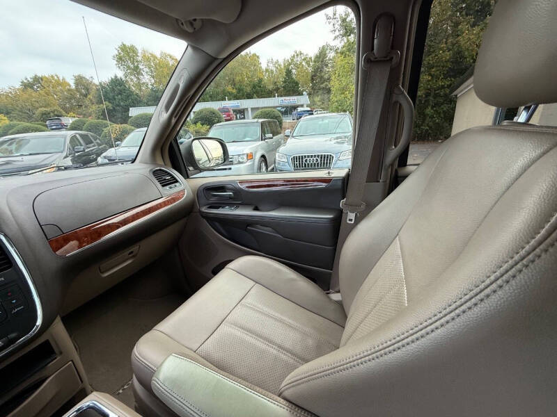 2012 Chrysler Town and Country Touring