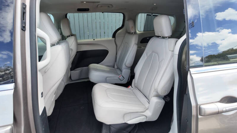 2017 Chrysler Pacifica Touring-L