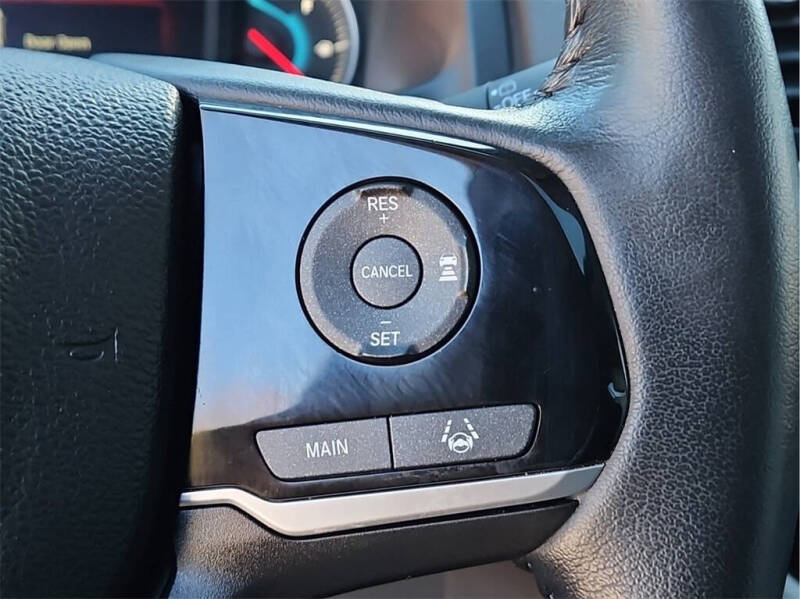 2022 Honda Pilot Touring w/Rear Captain's Chairs